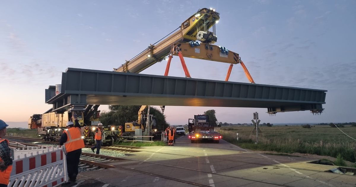 Marschbahn Neue Eisenbahnbrücke über die Südermiele in Betrieb genommen