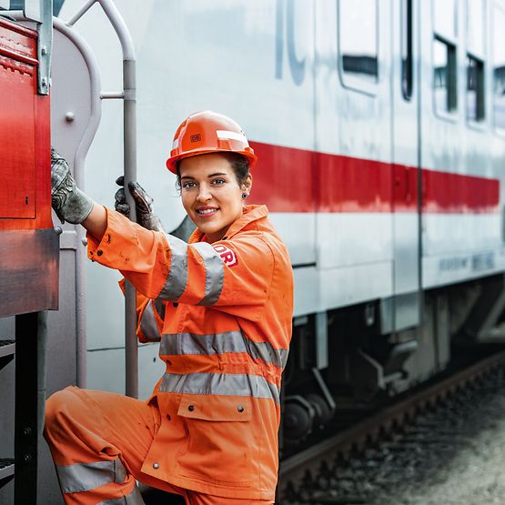 Junge DB-Mitarbeiterin in Arbeitskleidung