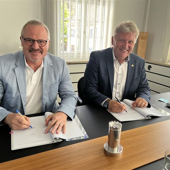 Vertragsunterzeichnung zum barrierefreien Ausbau Bf Hausach (Foto: DB AG)