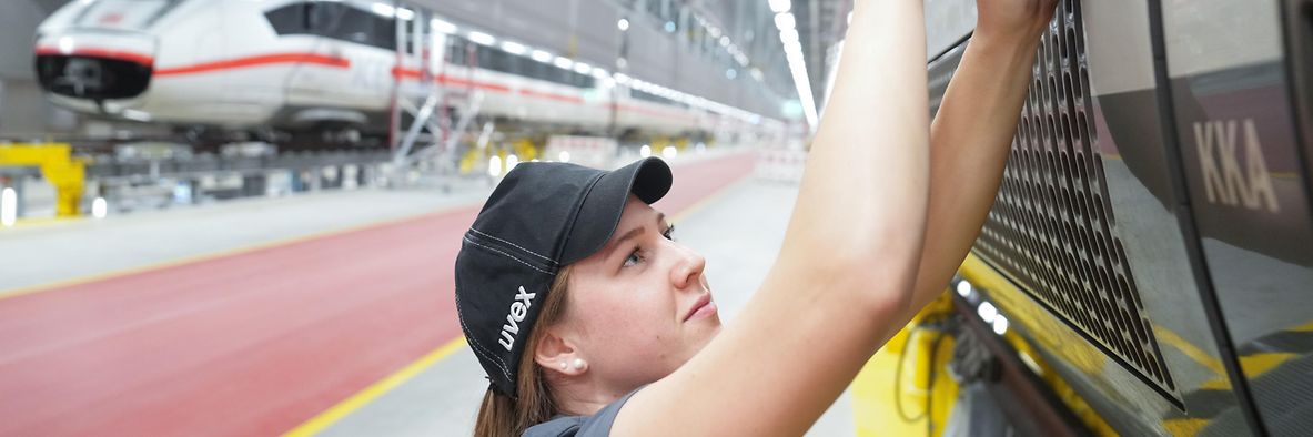 Mitarbeiterin im ICE Werk Cottbus arbeitet an einem ICE 4