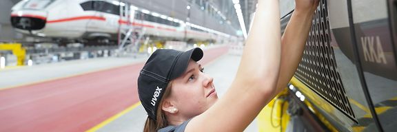 Mitarbeiterin im ICE Werk Cottbus arbeitet an einem ICE 4