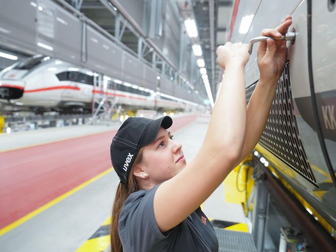 Mitarbeiterin im ICE Werk Cottbus arbeitet an einem ICE 4