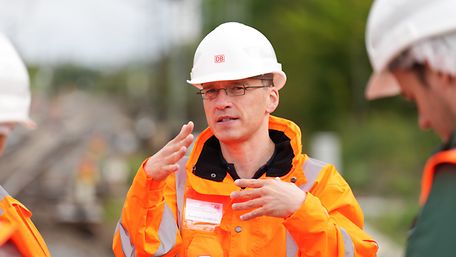 Projektleiter Julian Fassing an der Riedbahnbaustelle