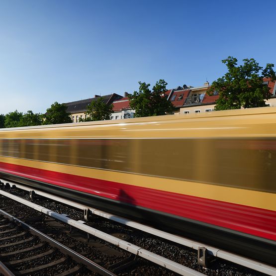 Bild einer vorbeifahrenden Berliner S-Bahn mit Bewegungsunschärfe