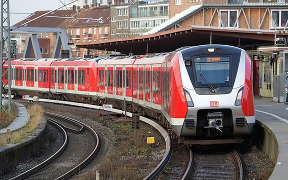 S-Bahn Hamburg am Berliner Tor unterwegs