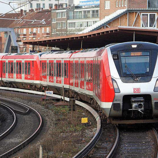 S-Bahn Hamburg am Berliner Tor unterwegs