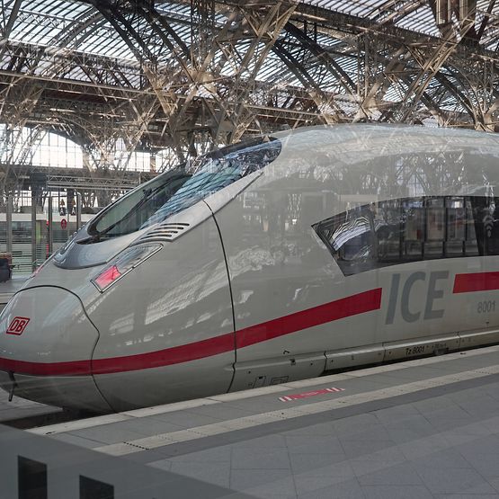 ICE 3 am Bahnsteig im Leipziger Hauptbahnhof