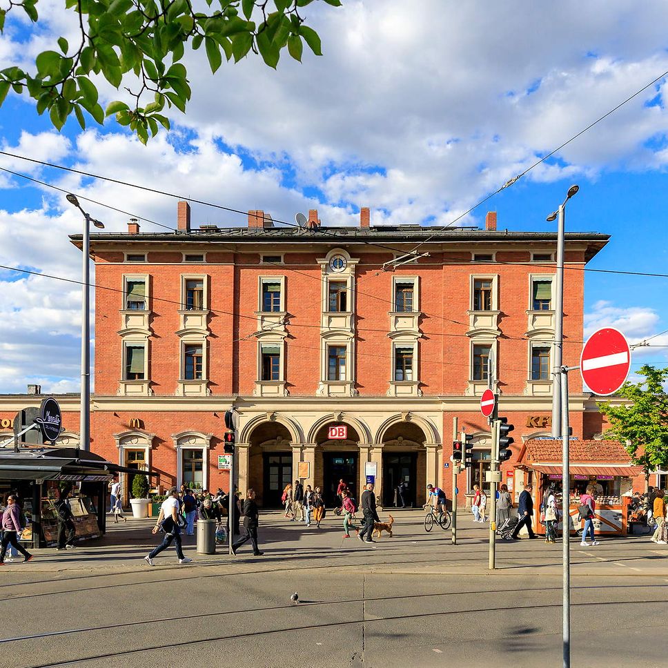 Bahnhofsgebäude mit Bahnhofsvorplatz in Pasing