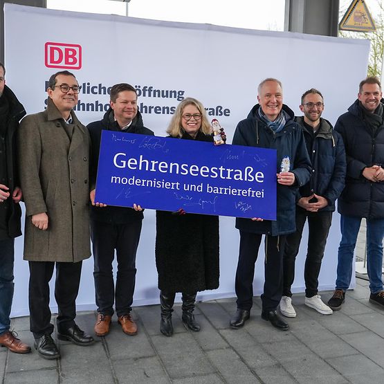 Ehrengäste halten ein Schild mit der Aufschrift "Gehrenseestraße" hoch.