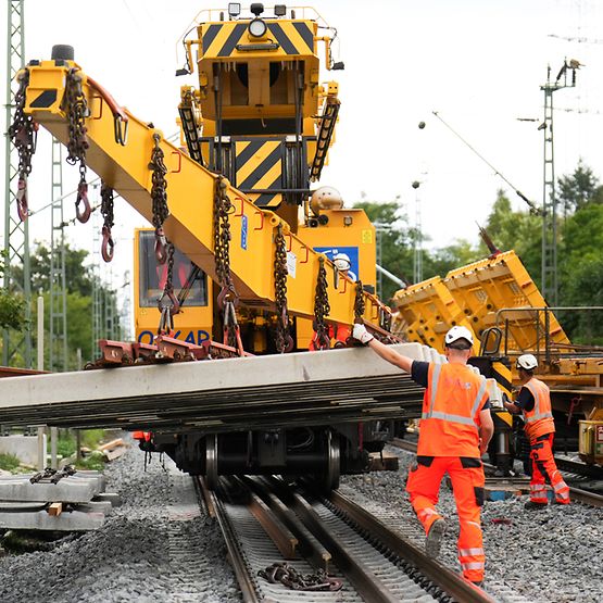 Generalsanierung Riedbahn: Einbau einer Weiche bei Mörfelden mit Gleisbaukran Oscar