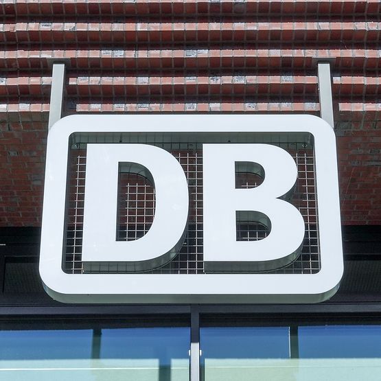 DB Logo am Eingangsbereich "DB-Tower" (Symbolbild) 