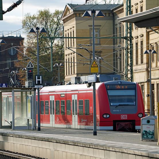 Eine Regionalbahn hält im Bahnhof Wittenberge auf der Strecke Hamburg-Berlin