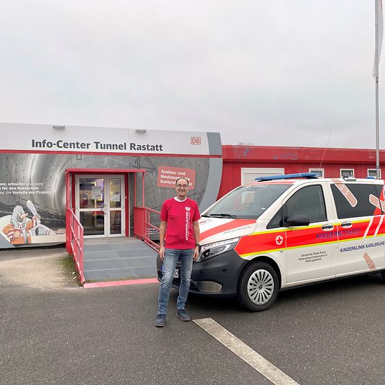 Spendenläufer Oliver Hölzer sowie Kindernotarztwagen vor dem Info-Center Tunnel Rastatt