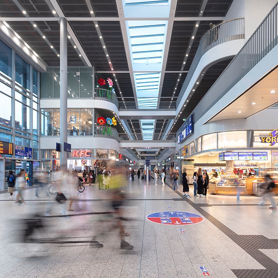 Blick in die Empfangshalle des Bahnhofs Münster (Westf) Hauptbahnhof