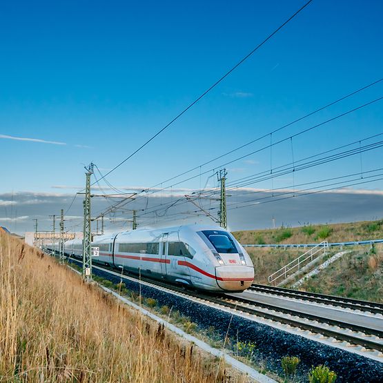 Symbolbild eines ICE 4 auf der Schnellfahrstrecke Wendlingen-Ulm