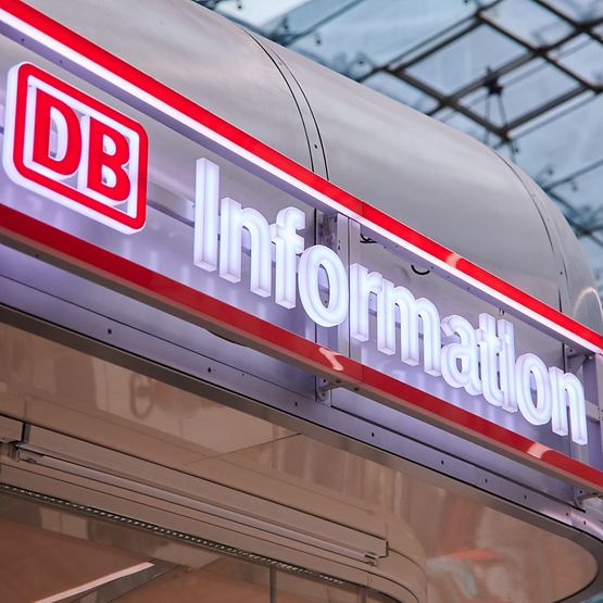 DB Informationsschild an einer DB-Auskunft in einem Bahnhof