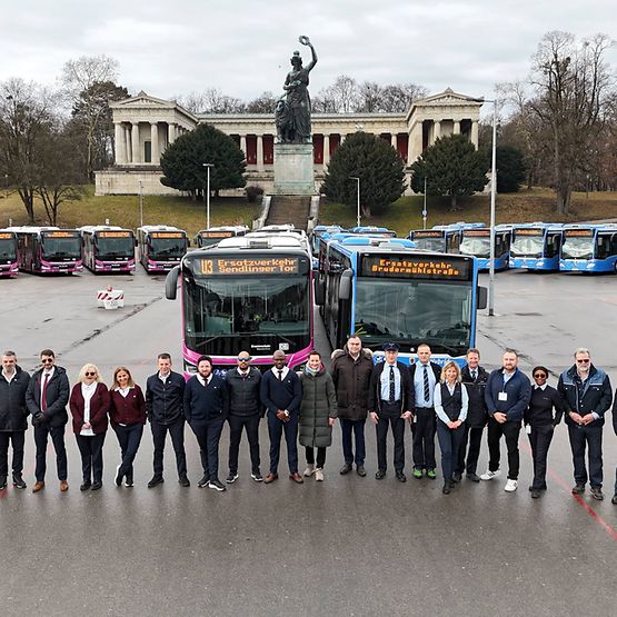 10 DB-Busse und 10 MVG-Busse mit Fahrer:innen sowie MVG-Chef Ingo Wortmann und Susann Liebscher, Leiterin RVO