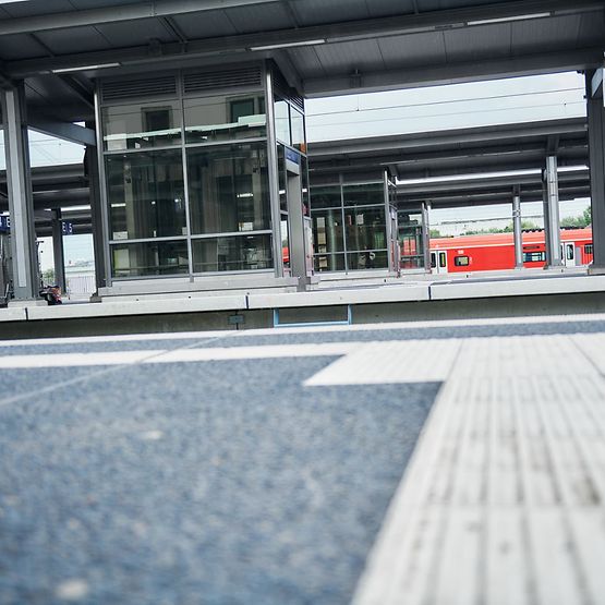 Barrierefreier Bahnhof mit taktilen Leitstreifen und Aufzügen