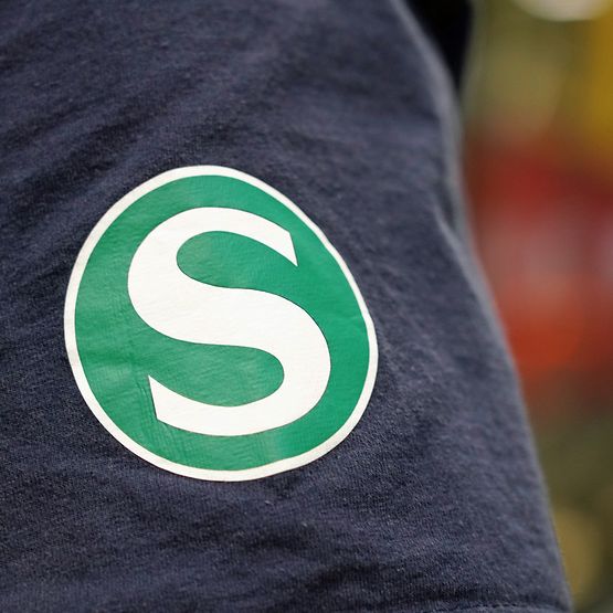 S-Bahn Logo an einem T-Shirt des Wartungspersonals