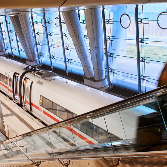 Ein ICE am Bahnhof Frankfurt a.M. Flughafen Fernbahnhof