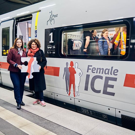 Übergabe des ersten Puzzleteils von Stefanie Berg an Viktoria Brauer, Zugchefin vor dem Female ICE