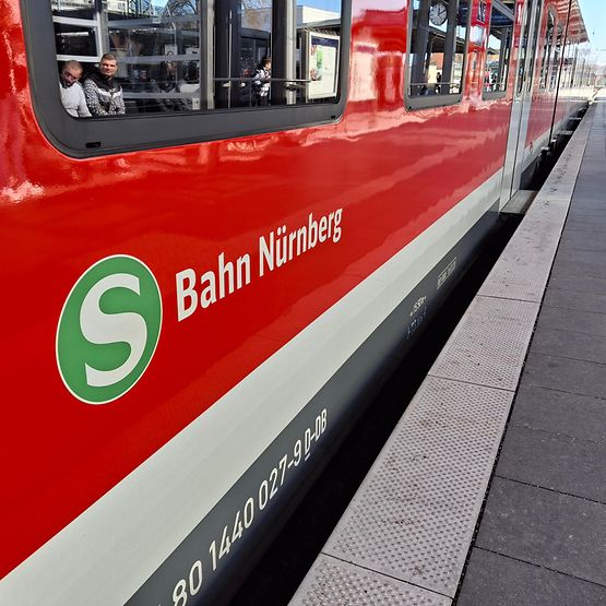 S-Bahn Nürnberg am Bahnsteig
