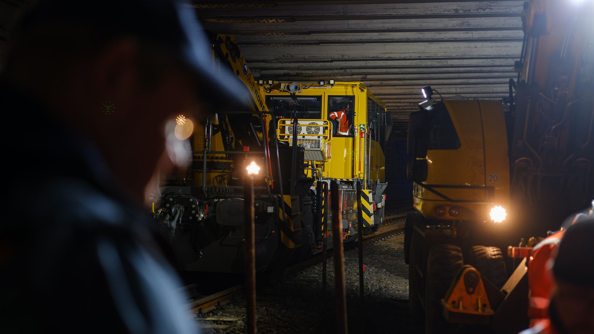 Baustellefahrzeug bei Bauarbeiten in einem Tunnel