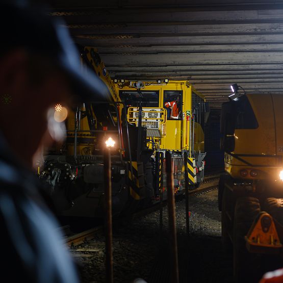 Baustellefahrzeug bei Bauarbeiten in einem Tunnel