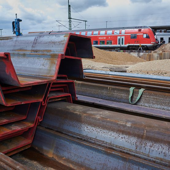 Materialien an Bahnbaustelle