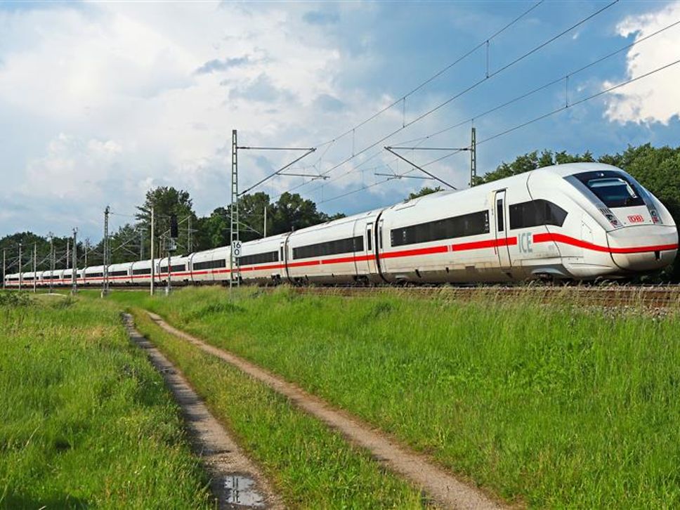 Ein ICE 4 der Baureihe 412 des DB Fernverkehr auf freier Strecke bei Kleingründlach