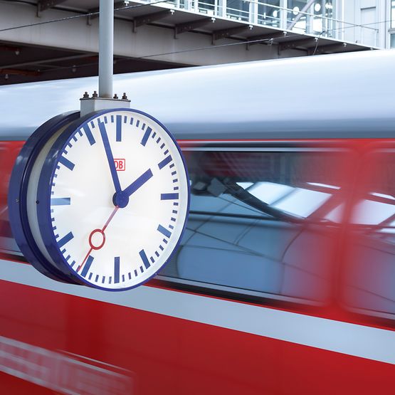 Bahnhofsuhr - Uhr auf einem Bahnsteig im Bahnhof Düsseldorf Flughafen