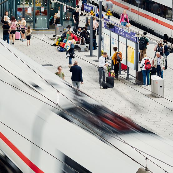 Reisende im Hauptbahnhof Hamburg