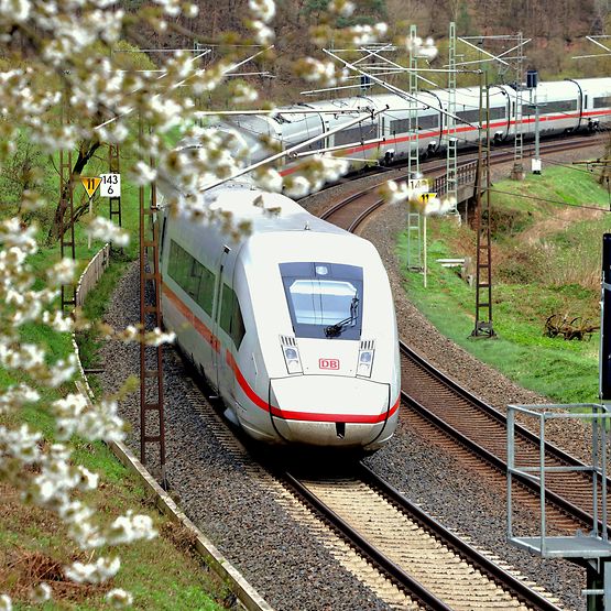 Frühling im Haunetal - ICE 4 Baureihe 412