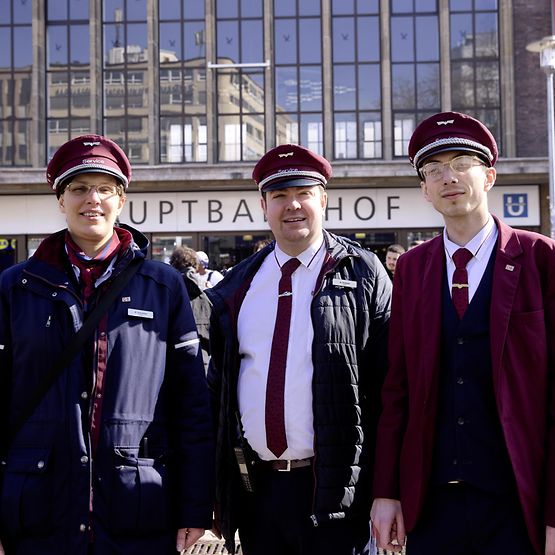 Marcel Czubin, Regina Schreiber und Nick Schulze von DB InfraGO laufen auf einem Bahnsteig vor einem ICE