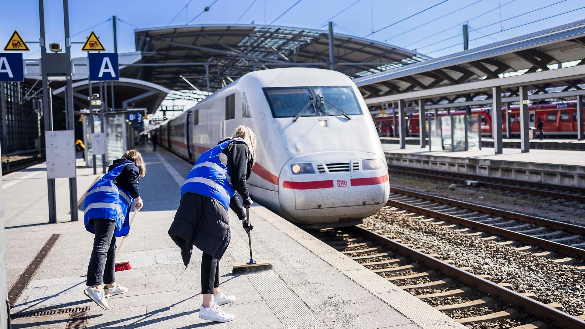 Grundreinigung der Bahnsteige im Bahnhof Erfurt Hbf