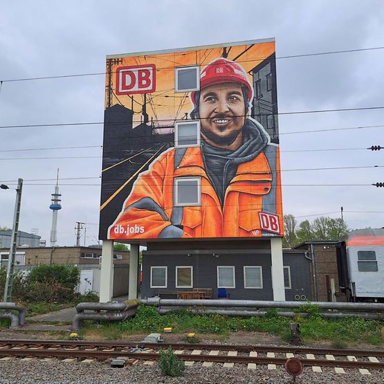 Graffiti-Gemälde mit einer Abbildung eines DB-Signalmechanikers am Hauptbahnhof Ludwigshafen