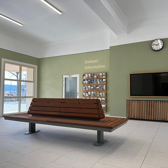 Neue Wartehalle am Bahnhof Zwiesel