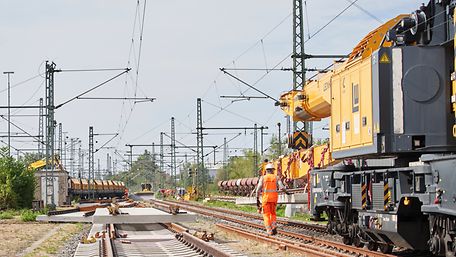 Bauarbeiten auf der Riedbahn zwischen Riedstadt und Goddelau. Mit einem Kran wird eine Weiche eingebaut.