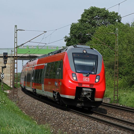 Regionalzug der Deutschen Bahn auf freier Strecke