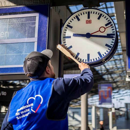 DB-Mitarbeiter beim Frühjahrsputz in einem Bahnhof