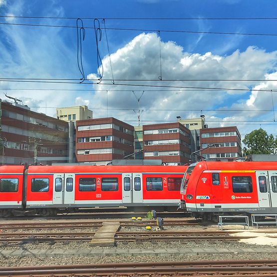 Zwei S-Bahnen stehen am Gleis