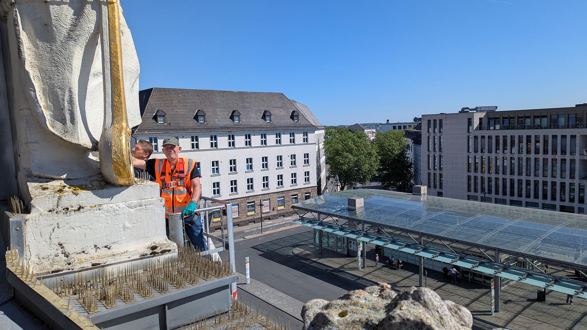 Bahnhofsmanager Jörg Seelmeyer reinigt die Bahnhofsuhr des Hauptbahnhofs Hamm