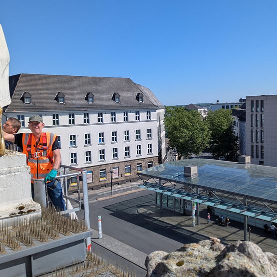 Bahnhofsmanager Jörg Seelmeyer reinigt die Bahnhofsuhr des Hauptbahnhofs Hamm