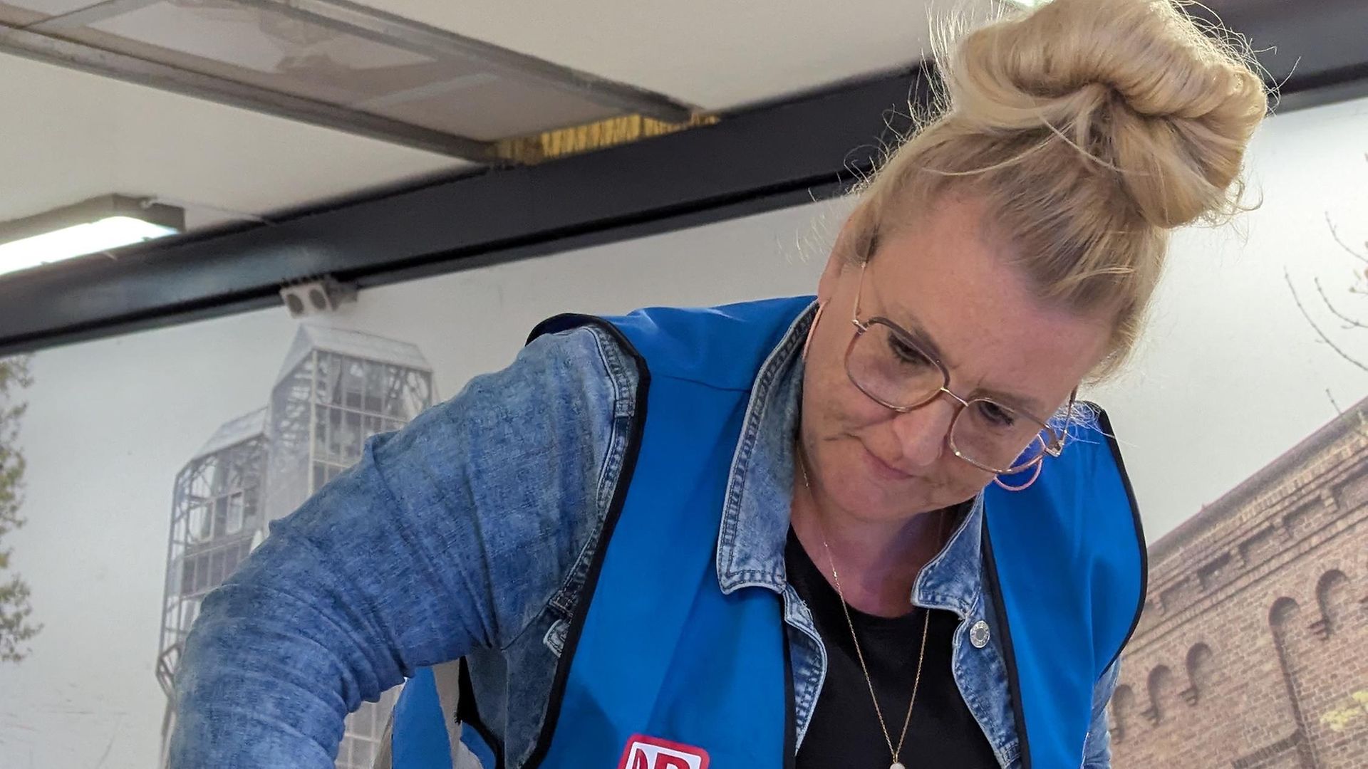 Eine Mitarbeiterin reinigt einen Mülleimer im Hauptbahnhof