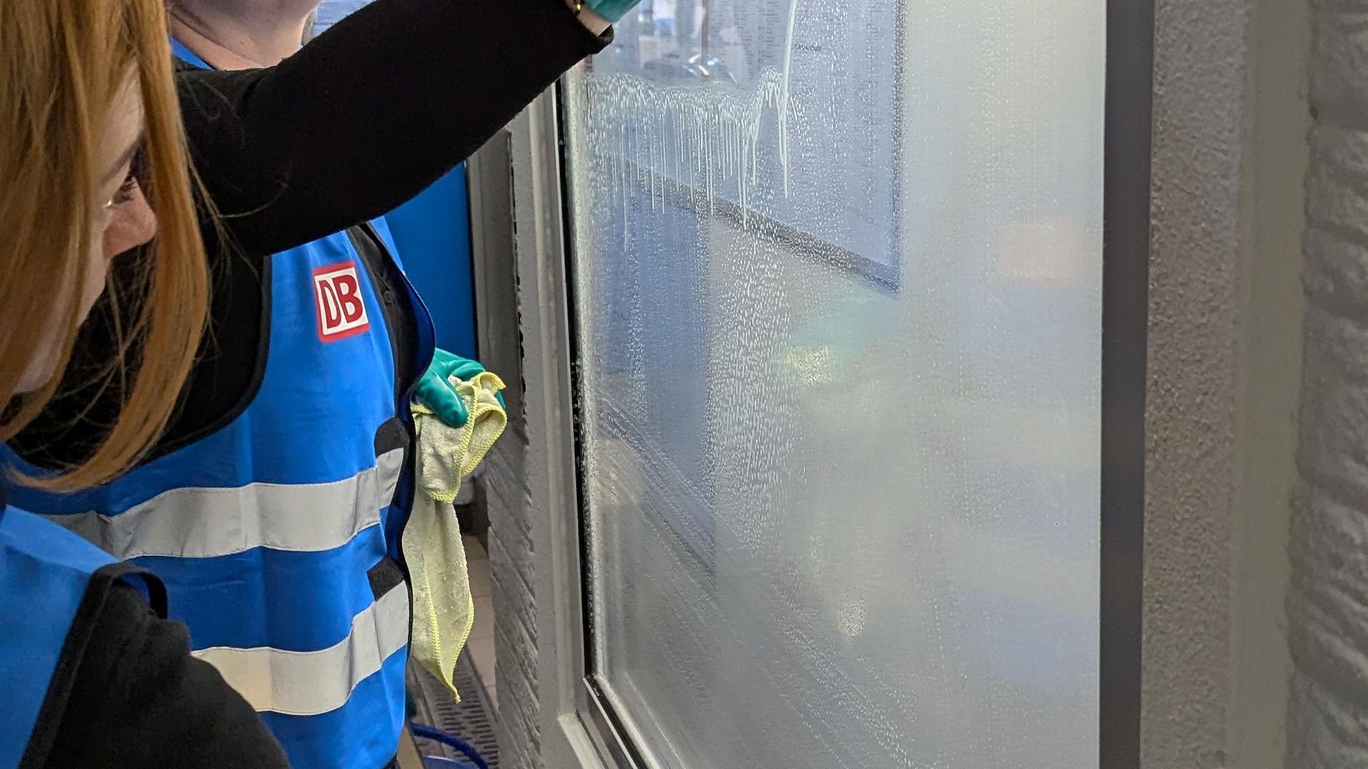 Mitarbeitende reinigen die Vitrinen im Hauptbahnhof Hamm