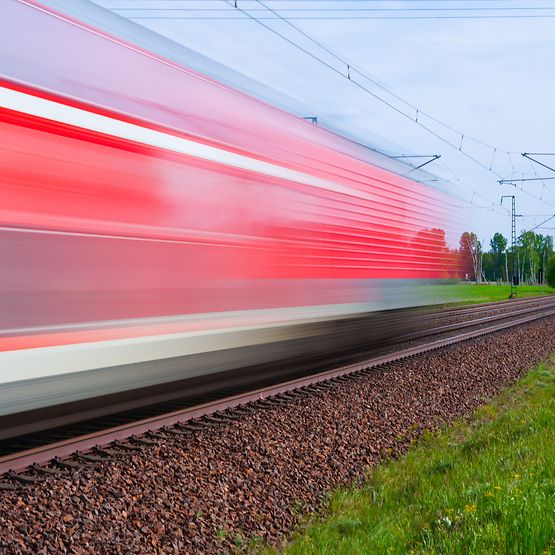 Regionalzug fährt vorbei (Symbolbild)