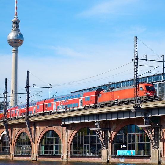 Baureihe 182 von DB Regio mit Doppelstockwagen auf der Berliner Stadtbahn. Im Hintergrund der Berliner Fernsehturm.