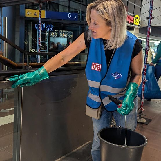 Eine Mitarbeiterin reinigt eine Rolltreppe im Bahnhof Siegburg/Bonn