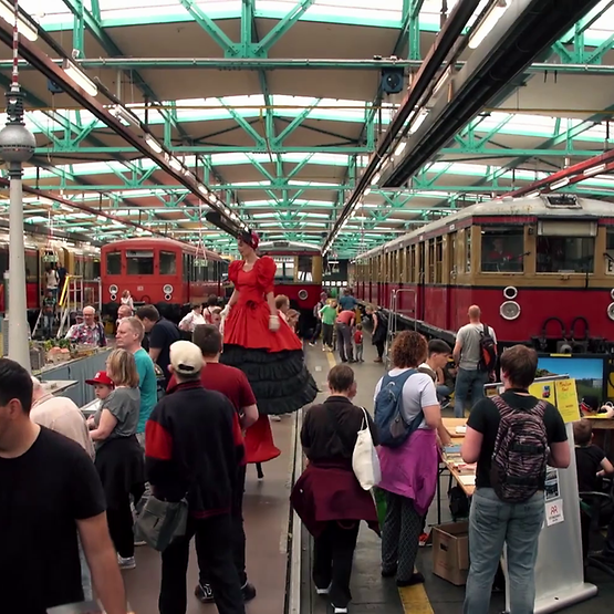 Historische S-Bahnen und Besuchende beim Tag der offenen Tore 2024