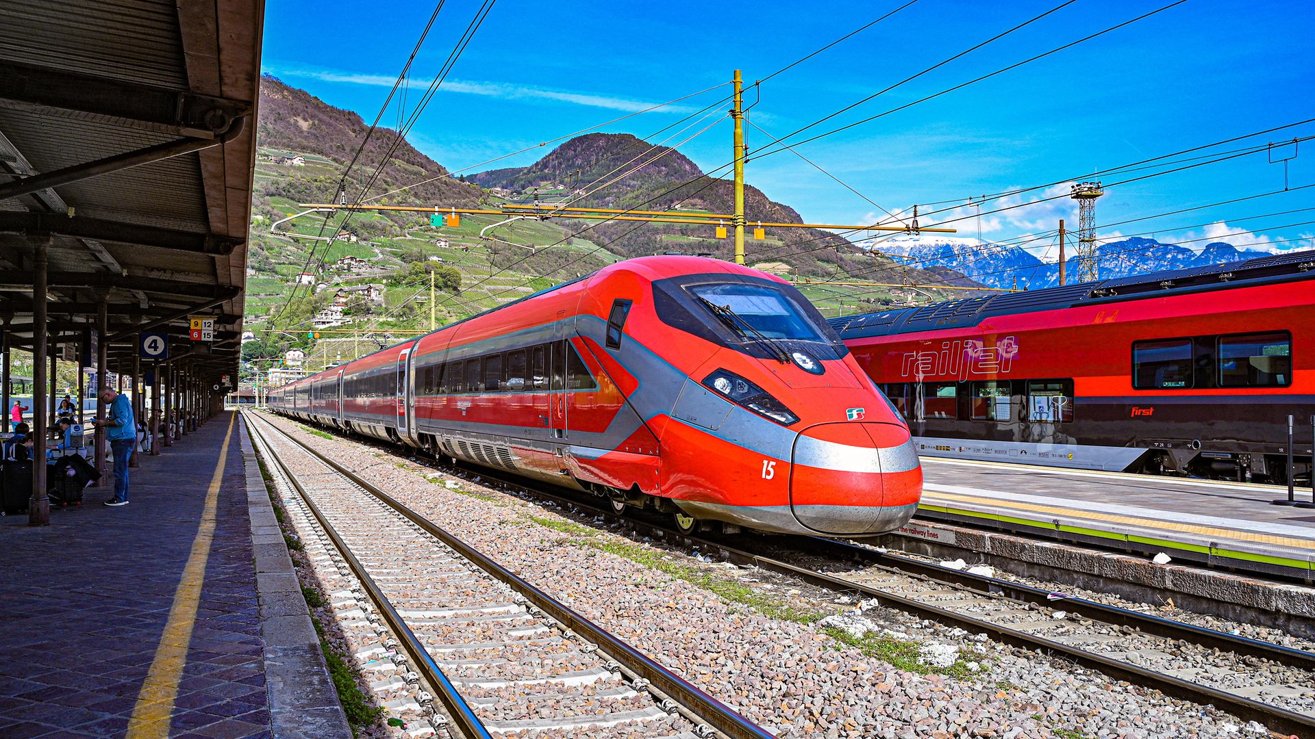 Die Frecciarossa 1000 (ital. für Roter Pfeil), Herstellerbezeichnung ETR 1000, fährt durch eine grüne Landschaft